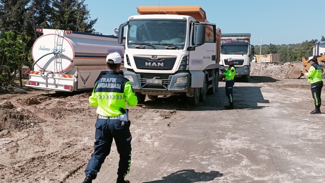 Hatay'da kaçak hafriyat atığı döken 13 kamyon sürücüsü ve işletmelerine