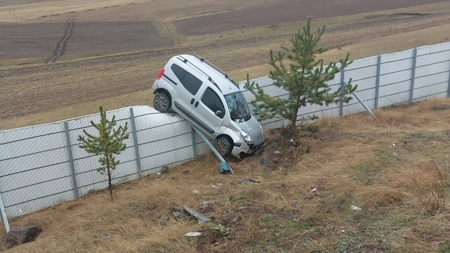 Kars'ta kontrolden çıkarak kar siperlerinin üzerinde durabilen araçtaki 2 kişi yaralandı