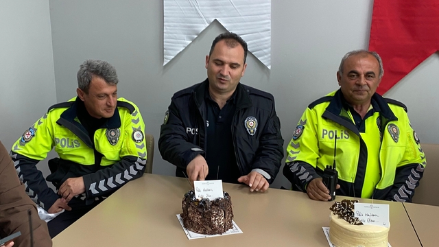 Gümüşhacıköy'de öğrenciler ihbarda bulunarak çağırdıkları polislerle pasta kesti
