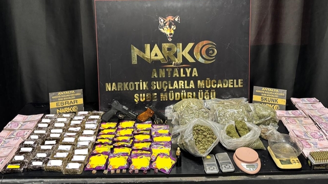 Antalya'da uyuşturucu ticareti yaptıkları iddiasıyla 20 şüpheli tutuklandı