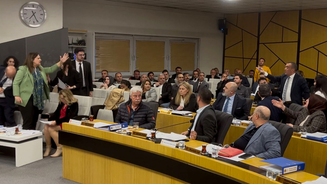 Belediye meclisinde 'parmak sallama' gerginliği