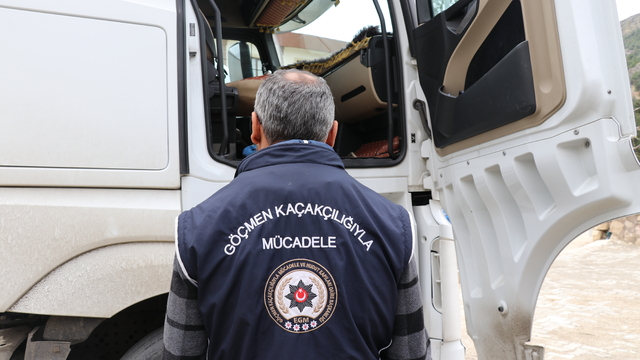 Amasya'da canlı hayvan taşıyan tırlarda 5 düzensiz göçmen yakalandı