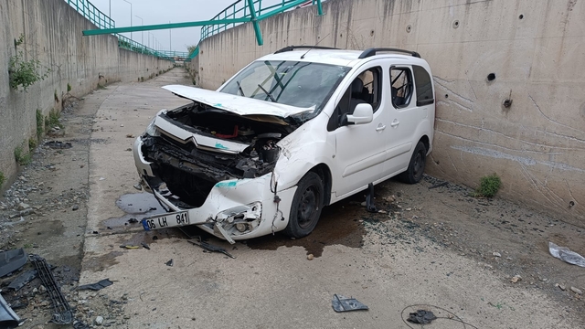 Hatay'da hafif ticari aracın su kanalına devrildiği kazada 2 kişi yaralandı