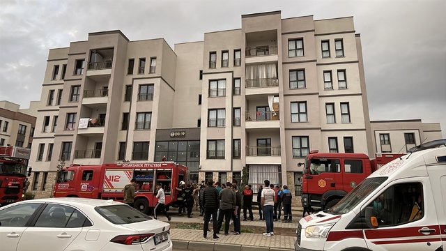 Diyarbakır'da binada çıkan yangında dumandan etkilenen 5 kişi hastaneye kaldırıldı