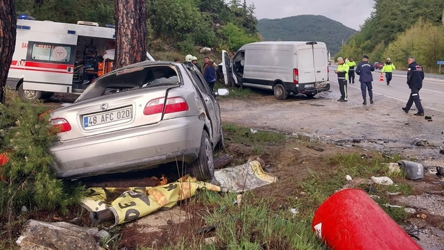 Muğla'da kamyonet ile otomobilin çarpışması sonucu 1 kişi öldü, 2 kişi yaralandı
