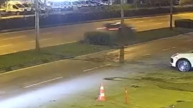 Ağaca çarpan otomobilin sürücüsü öldü; kaza anı kamerada (2)