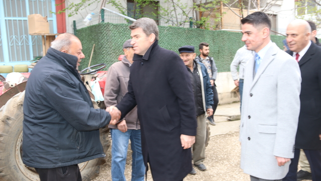 Amasya Valisi Bakan, Esençay köyünü ziyaret etti