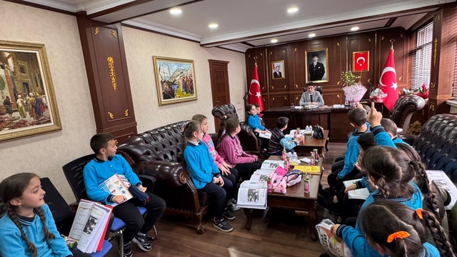 İlkokul öğrencileri Tonya Kaymakamı Büyükçe'yi ziyaret etti