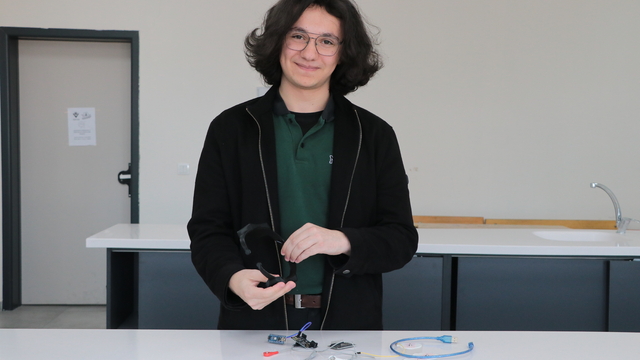 Liseli Hüseyin, felçli dedesinden etkilenerek tasarladığı proje ile ABD'deki olimpiyatların finalisti