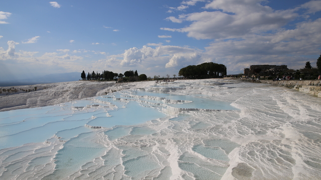 Yıla turist artışıyla başlayan Pamukkale bayram tatilini de dolu geçirdi