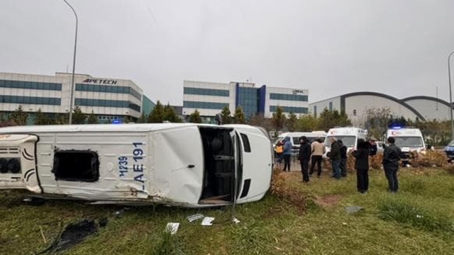 Kocaeli'de devrilen servis minibüsündeki 2 kişi yaralandı