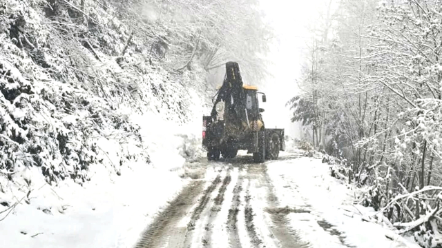 Sinop'ta kentin yüksek kesimlerine kar yağdı