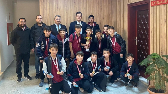 Futbol turnuvasında birinci olan takım Şabanözü Kaymakamı ve Belediye Başkanını ziyaret etti