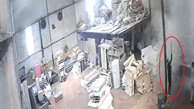 Mobilya fabrikasında çıkan yangını firma sahibi ve çalışanları söndürdü