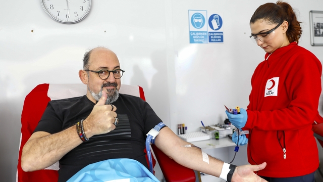 Sinirbilim uzmanı Prof. Dr. Sinan Canan, vatandaşları kan bağışına davet etti
