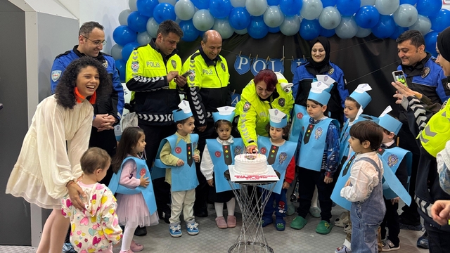 Amasya'da miniklerden polislere pastalı kutlama