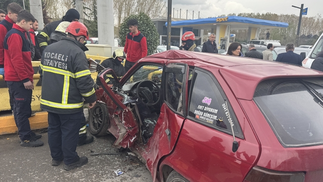 Kocaeli'de ambulansla çarpışan otomobildeki 2 kişi yaralandı
