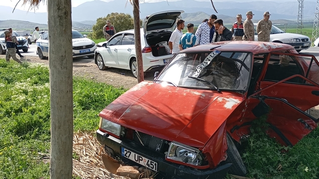 Gaziantep'te iki otomobilin çarpıştığı kazada 7 kişi yaralandı