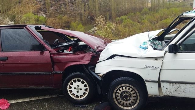 Kars'ta iki otomobilin çarpıştığı kazada 7 kişi yaralandı