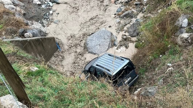 Kars'ta dere yatağına düşen hafif ticari araçtaki baba ve 2 oğlu yaralandı