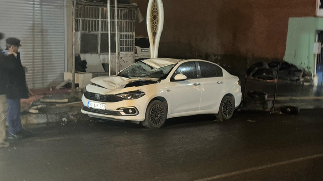 Hakkari'de  fırtına; çatılar ve tabelalar uçtu, ağaçlar devrildi