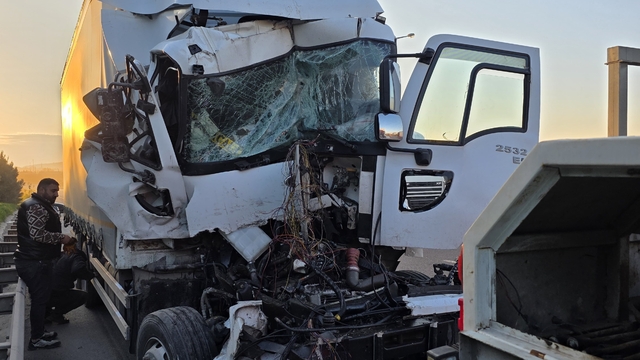 Kocaeli'de TIR'a çarpan kamyonun şoförü yaralandı