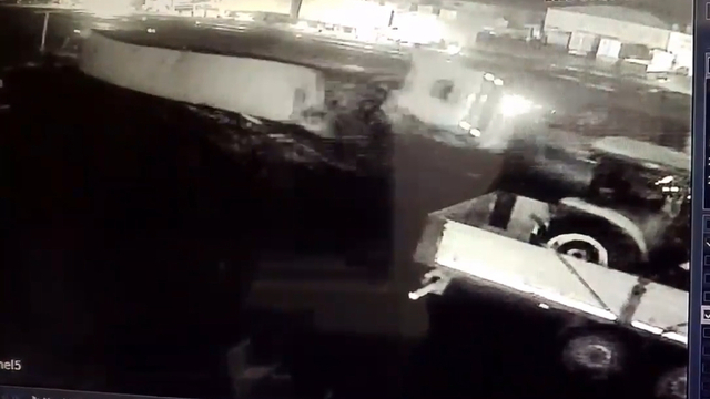 Sebze yüklü TIR'ın devrildiği kaza, güvenlik kamerasında