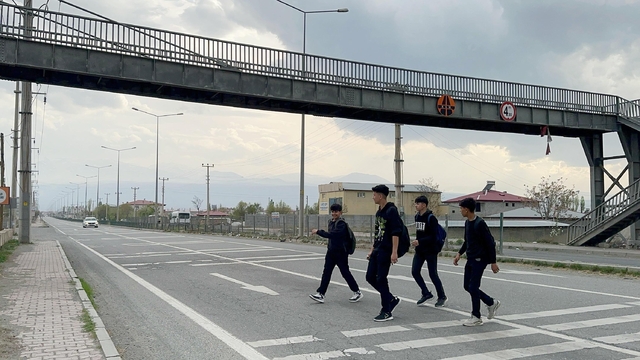 3 lisenin yakınındaki üst geçit , 'Yol uzuyor' diye kullanılmıyor