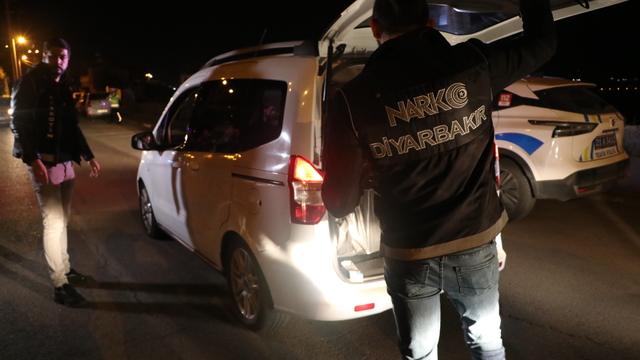 Diyarbakır'da, 300 polisin katılımıyla 'Narko Hançer' uygulaması