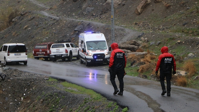 Komşuları kayıp ihbarında bulundu; eşinin akıntıya kapıldığı derenin çevresinde aranıyor