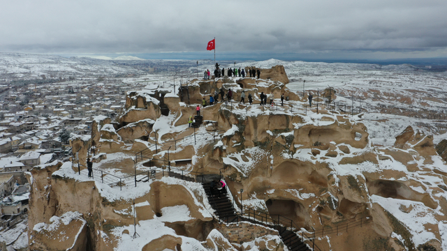 Kapadokya baharda karla güzelleşti