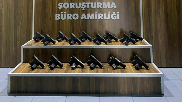 İzmir'de silah kaçakçılığı operasyonu; 15 tabanca ele geçirildi
