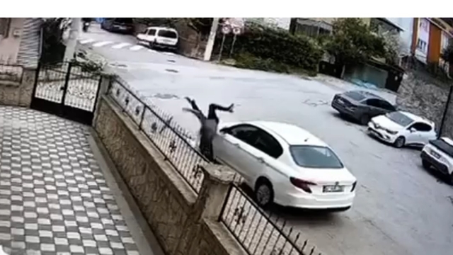 Skuter ile park halindeki otomobile çarptı