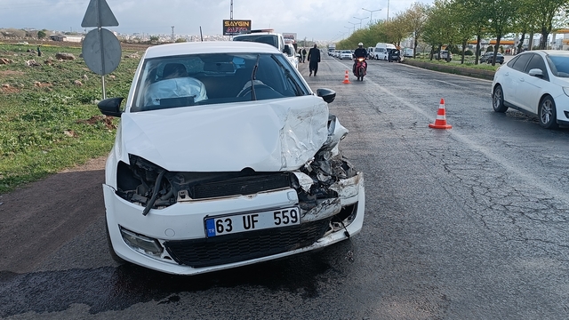 Şanlıurfa'da otomobille hafif ticari aracın çarpıştığı kazada 1 kişi yaralandı