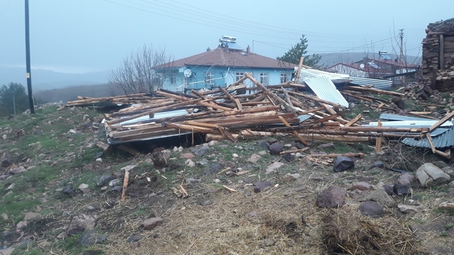 Gümüşhane'de fırtına 20 evin çatısını uçurdu