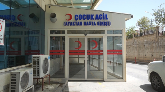 Üzerine tatlı şerbeti dökülen 3 yaşındaki İsra, yaralandı