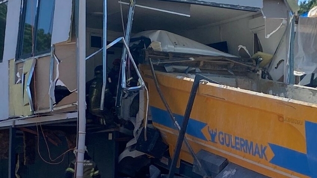 Prefabrik eve çarpan hafriyat kamyonunun şoförü öldü