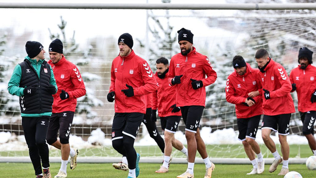 Sivasspor, Fenerbahçe maçına soğuk havada hazırlanıyor