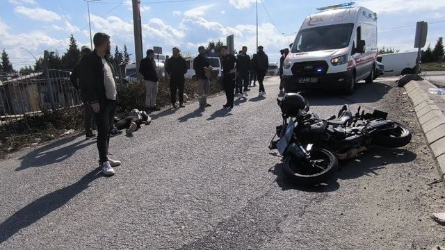 Kocaeli'de hafriyat kamyonuyla çarpışan motosikletteki 2 kişi yaralandı