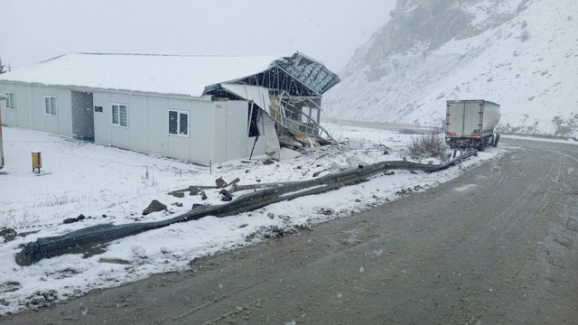 Bayburt'ta yoldan çıkan tır konteynere çarptı, sürücü yaralandı