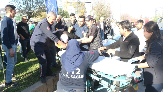 Park halindeyken harekete geçen otomobile başka araç çarptı: 3 yaralı