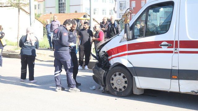 Antalya'da ambulans ile otomobil çarpıştı; 3 yaralı