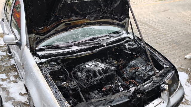 Kırklareli'nde park halindeki otomobilde çıkan yangın söndürüldü