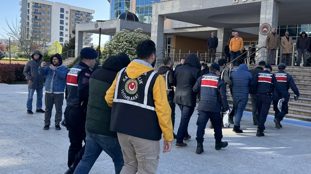 Kapıkule'deki rüşvet operasyonunda gözaltına alınan 38 gümrük memuru adliyeye getirildi