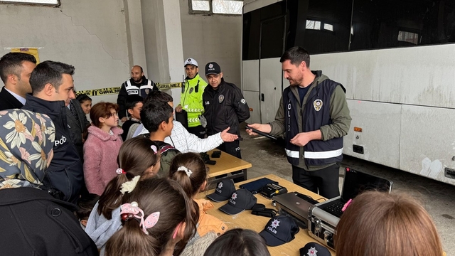 Çaldıran'da öğrencilerden polislere ziyaret
