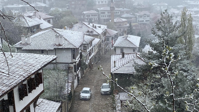 Karabük'te kar yağışı etkili oluyor