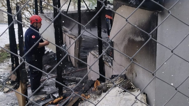 Prefabrik evde çıkan yangında 2 çocuk öldü