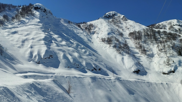 Artvin'de nisanda kar yağışı