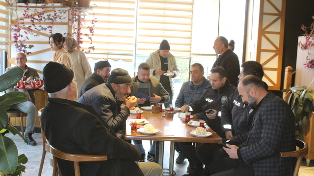 Yunak'ta kavga ihbarına giden polislere sürpriz kutlama