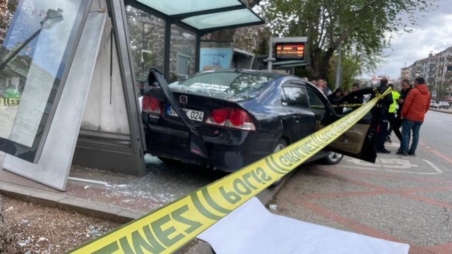 Gaziantep'te, otomobil otobüs durağına daldı: 5 yaralı